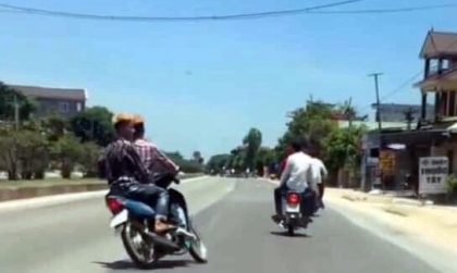 Mức phạt xe máy điều khiển xe lạng lách hoặc đánh võng trên đường 